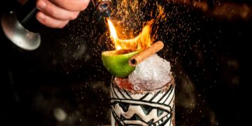 انواع تکنیکهای سرو نوشیدنی در بارتندری / آموزش بارتندر 11 تکنیک فلیم بارتندر بار سرد